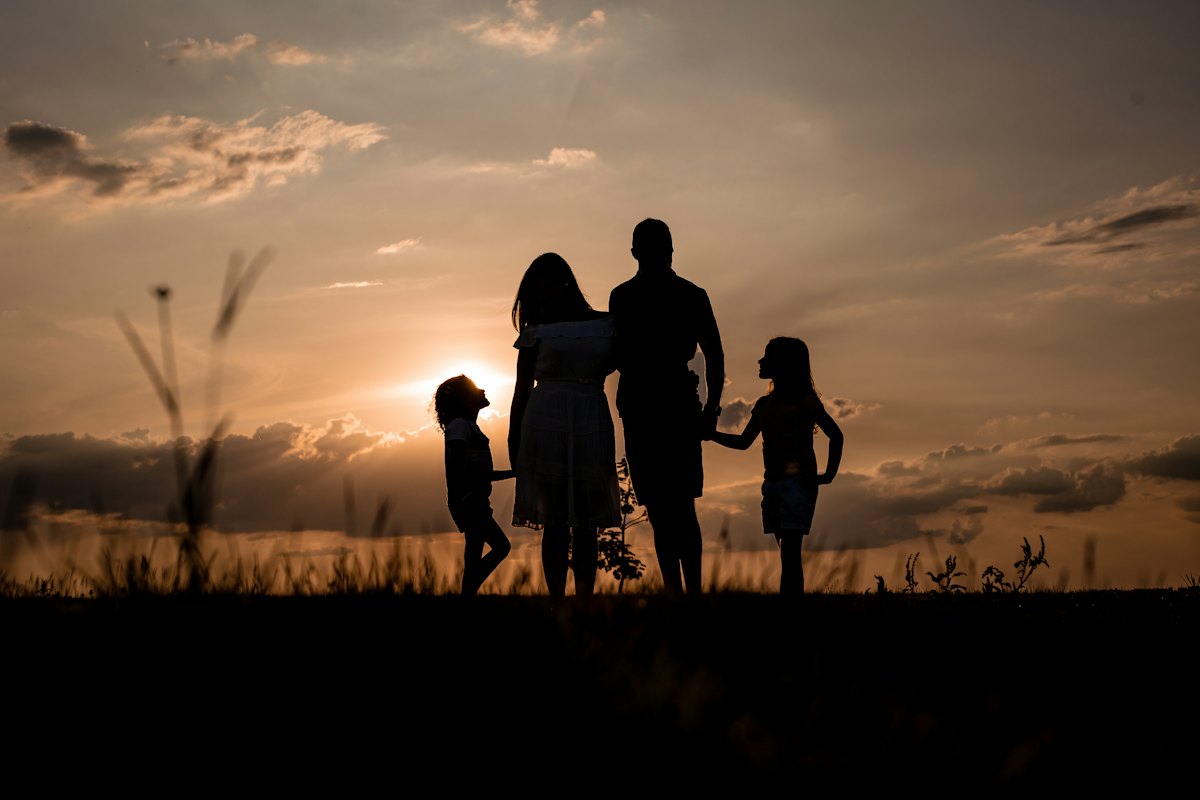 Família brasileira reunida ao pôr do sol