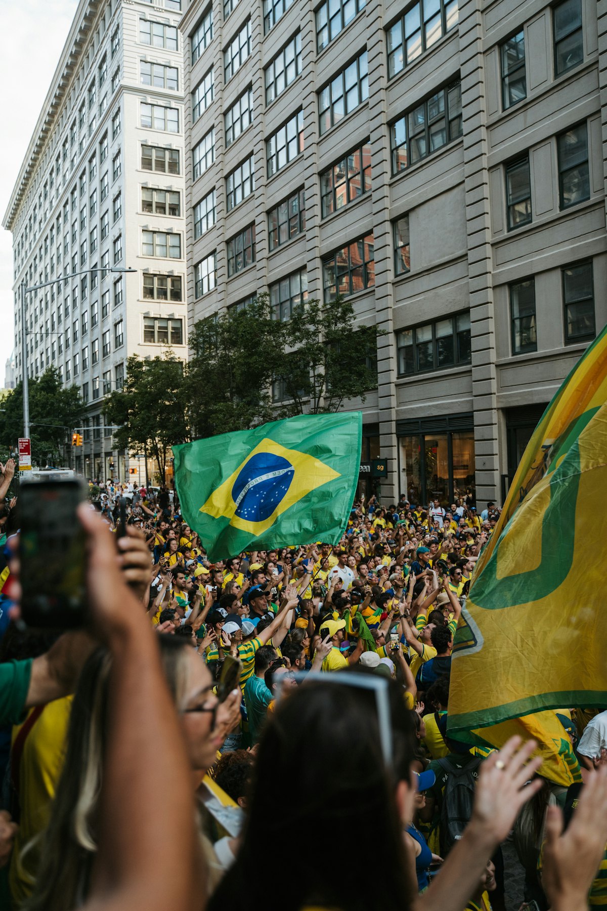 Multidão de brasileiros com bandeiras do Brasil